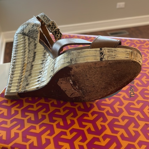 Tory Burch Livia Wedge Sandal, 7.5 - Picture 5 of 8